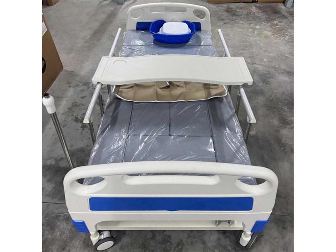 Bốn bánh xe giúp giường bệnh di chuyển linh hoạt hơn trong phạm vi chăm sóc.