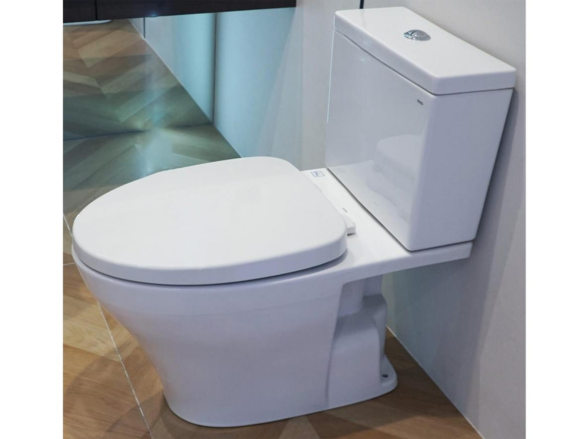 Bồn cầu 2 khối TOTO CS326DT3 nắp êm TC385VS cho phòng tắm gia đình.