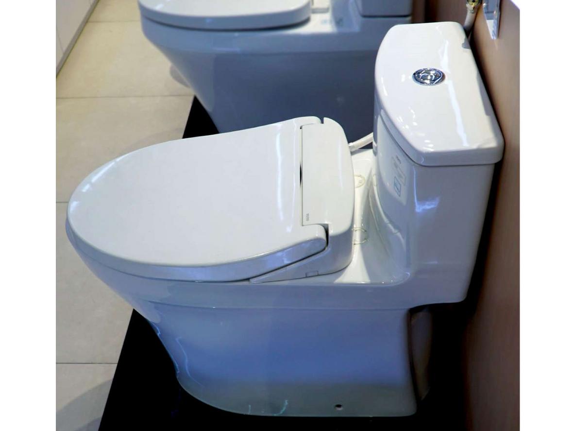 MS885DE2 nổi bật với xả Tornado, men Cefiontect và nắp rửa cơ không cần điện.