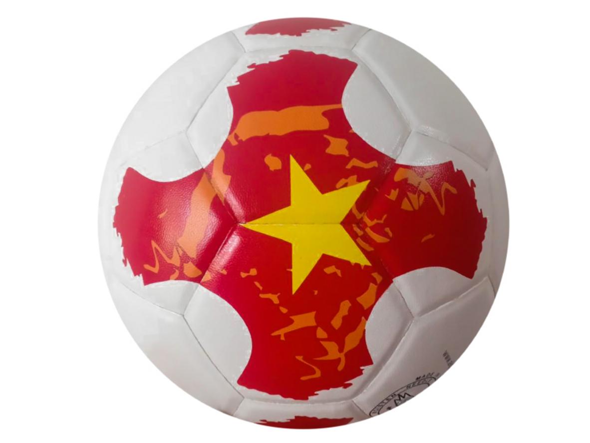 Độ nảy thấp giúp kiểm soát bóng futsal AK47F dễ hơn trong không gian hẹp.