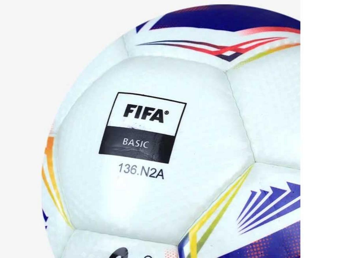 Các chi tiết kỹ thuật của bóng FIFA Basic UHV 2.153 Terra cho thấy độ ổn định và khả năng kiểm soát tốt.