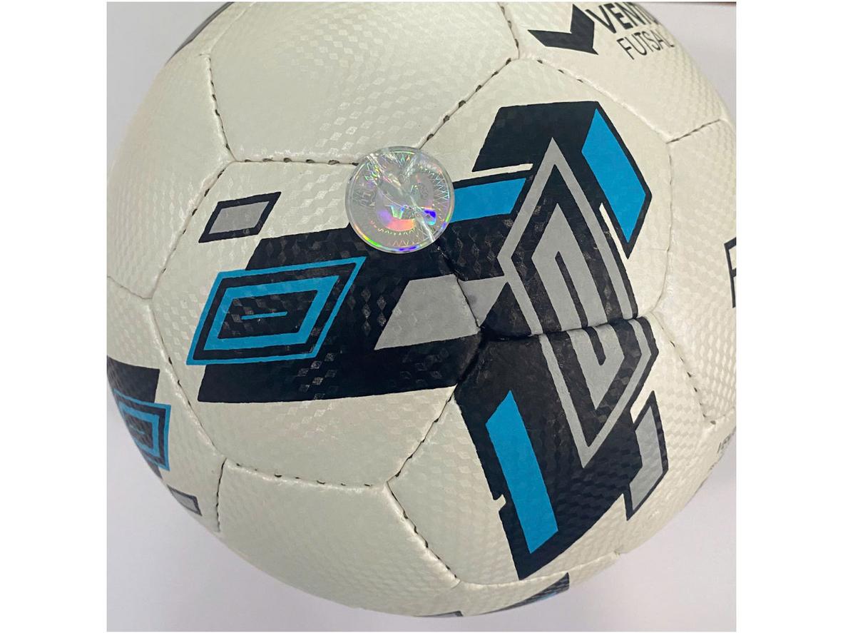 Da PU, size 4 và độ nảy phù hợp giúp UMV 3.105 dễ kiểm soát khi chơi futsal.