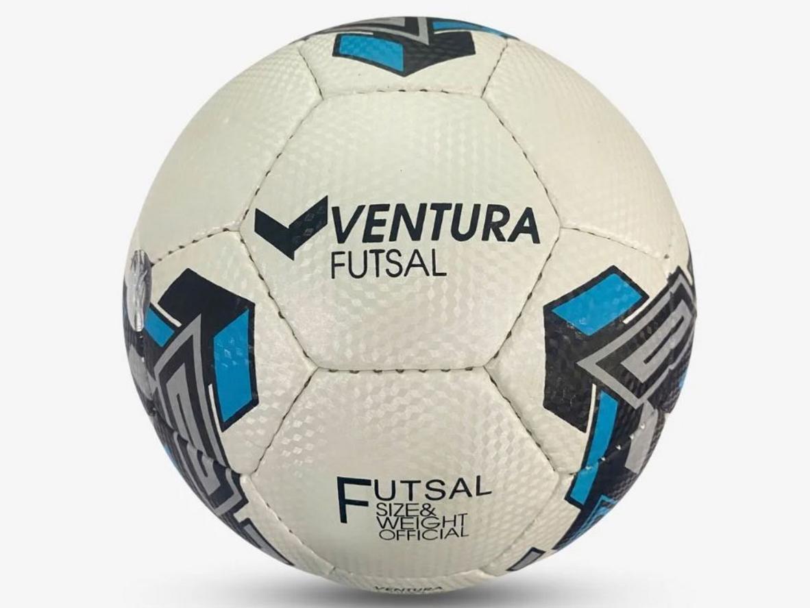 Trọng lượng 400–440 g giúp bóng futsal UMV 3.105 đi ổn định và dễ khống chế.