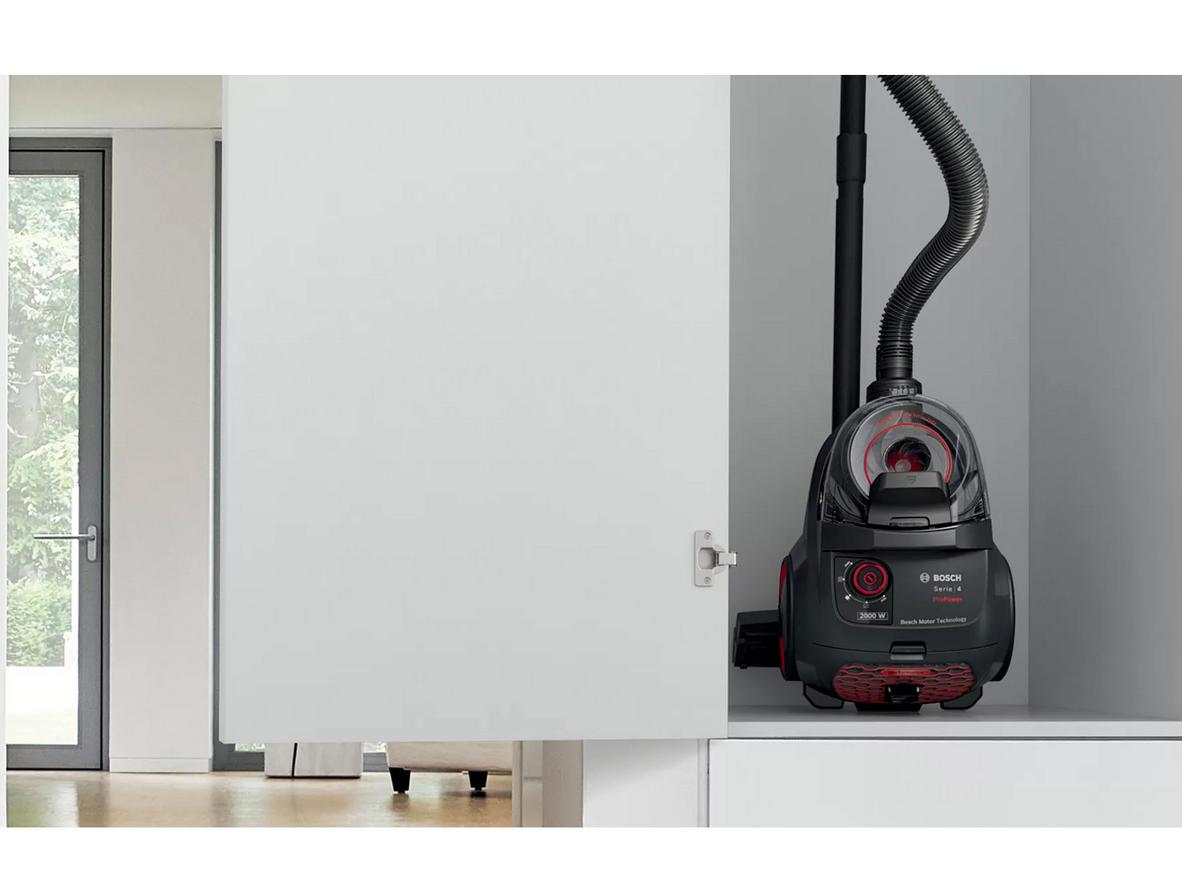 Công suất 2000W và hộp bụi 2.0 lít giúp Bosch BGS21WPOW làm sạch nhanh, ít gián đoạn.