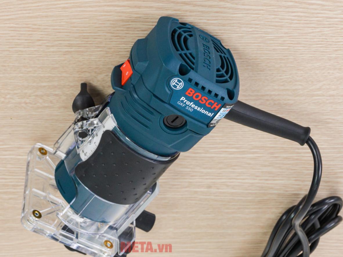 Thân máy 1,4 kg giúp Bosch GKF 550 cầm nắm linh hoạt hơn.