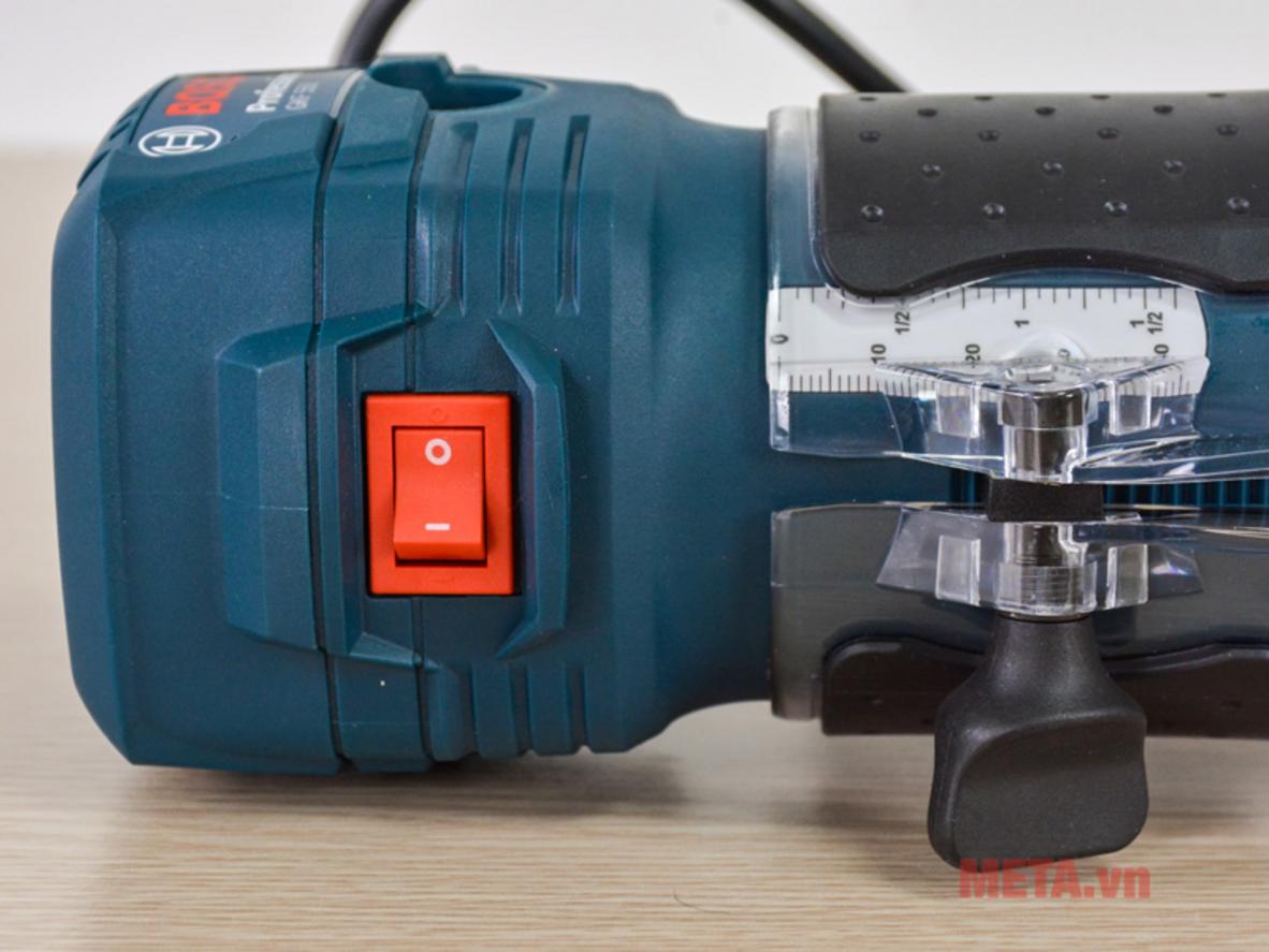 Đầu cặp 6 mm giúp Bosch GKF 550 dễ dùng với mũi phay phổ biến.
