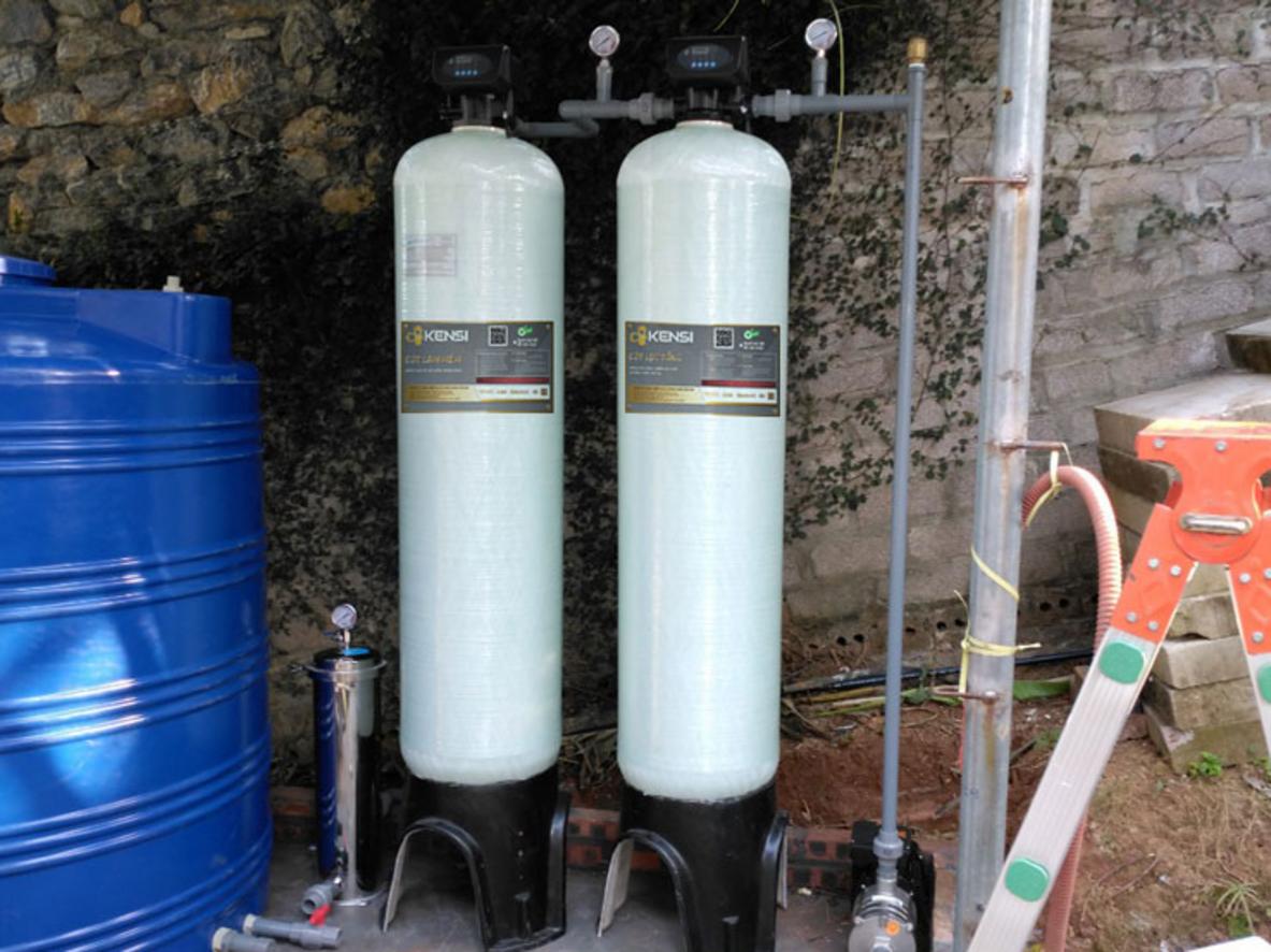 Cấu tạo 2 cột composite và vật liệu lọc giúp hệ thống xử lý nước sinh hoạt ổn định.