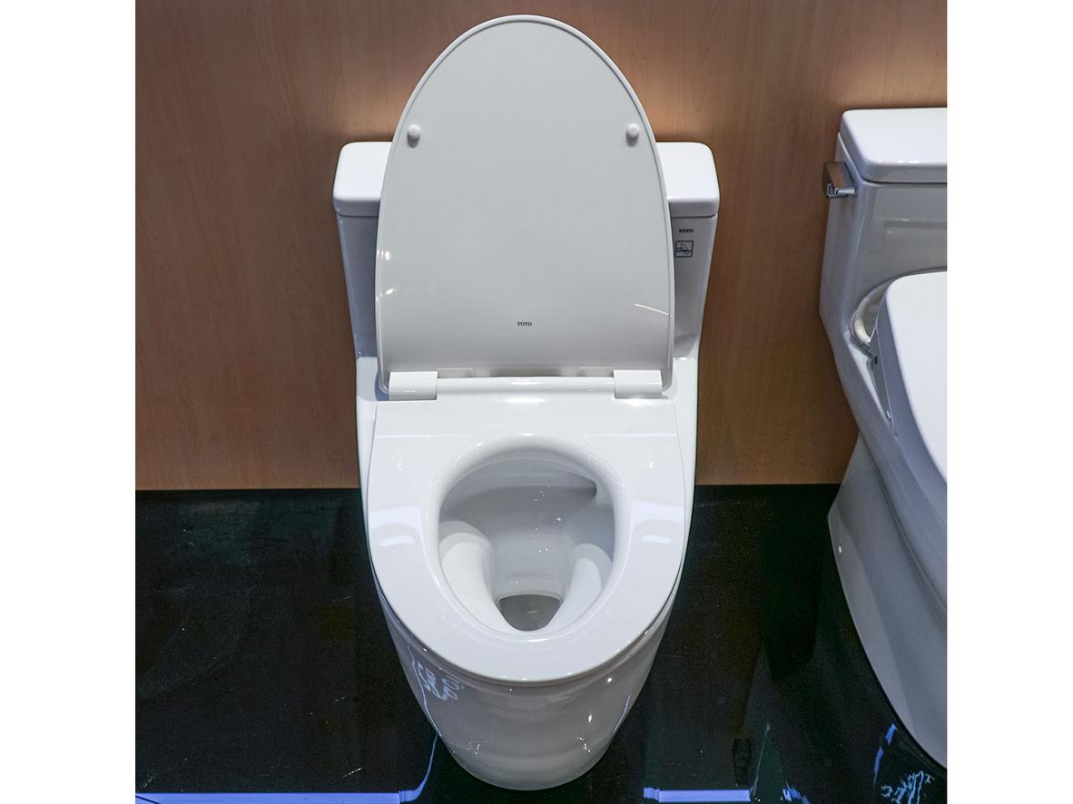 Men sứ Cefiontect giúp bề mặt bồn cầu sáng sạch và dễ lau chùi.
