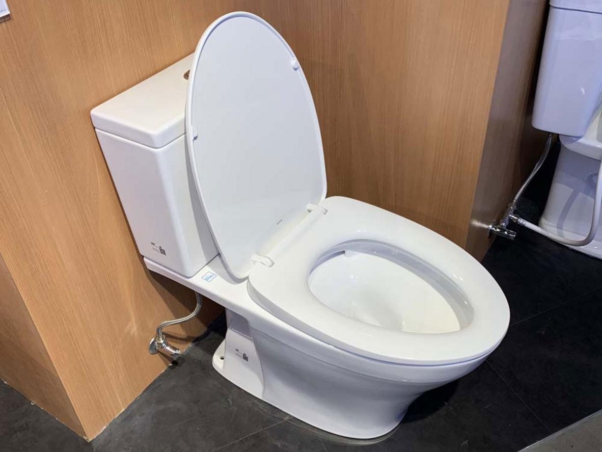 Men sứ Cefiontect giúp bề mặt bồn cầu khó bám bẩn và dễ vệ sinh hơn.