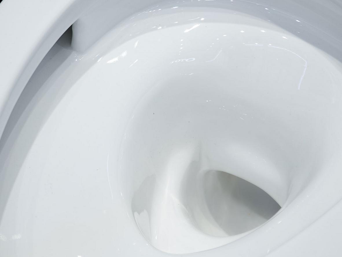 Men sứ Cefiontect giúp bề mặt bồn cầu khó bám bẩn và dễ vệ sinh hơn.
