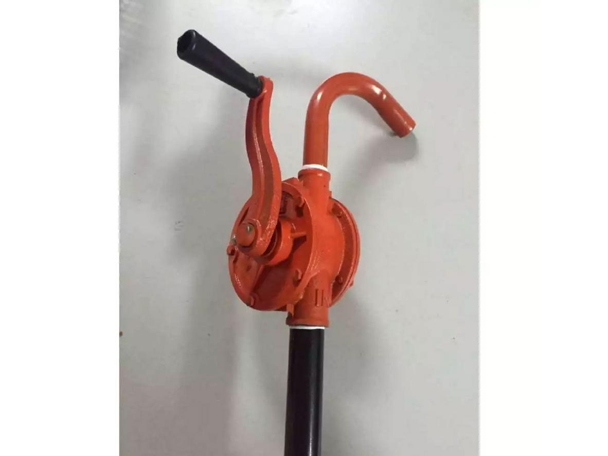 Dây dài 1.07m giúp thao tác với thùng phuy và can hứng dầu thuận tiện.