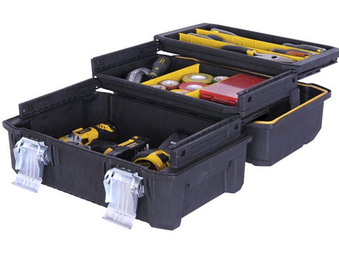 Chốt khóa kim loại giúp Stanley FMST1-71219 an toàn hơn khi di chuyển.