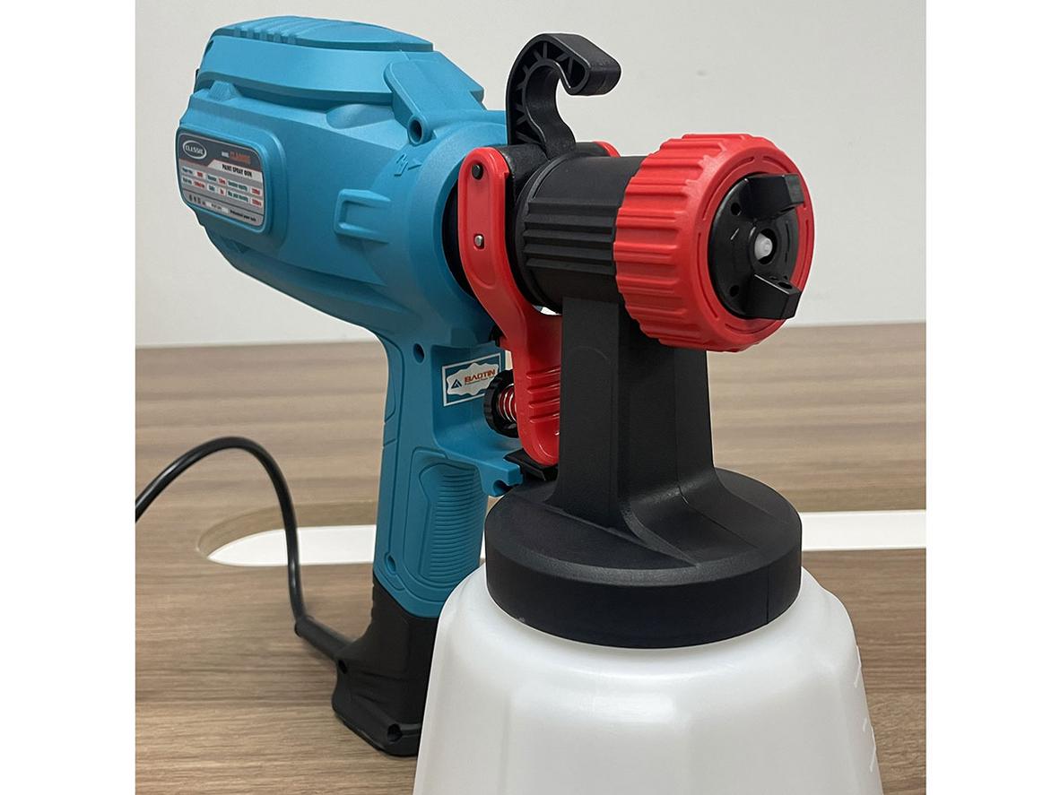 Công suất 700W và bình 1.200ml giúp CLA8005 phun lâu hơn, ít phải châm sơn.