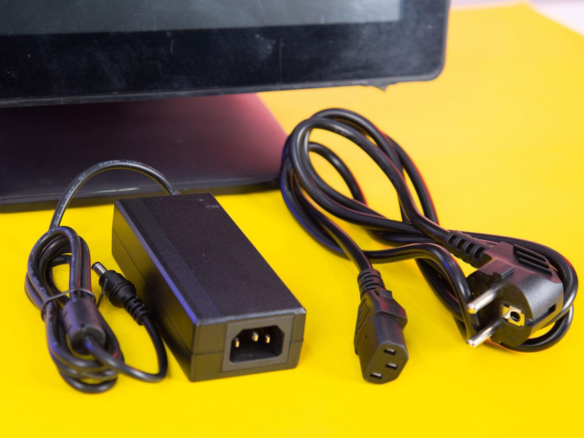 Các cổng COM, LAN, USB, VGA giúp máy POS kết nối thiết bị bán hàng linh hoạt.