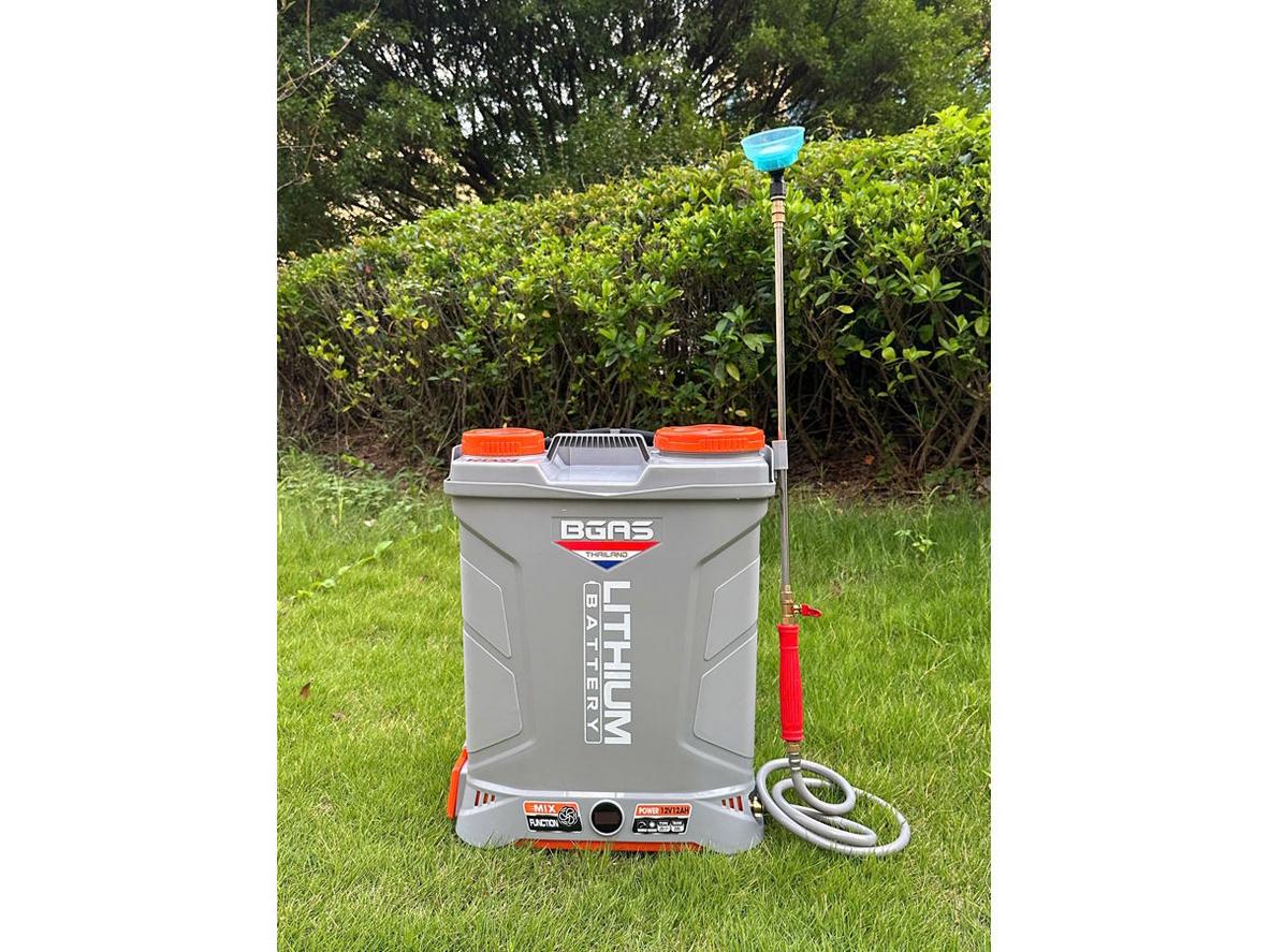Chức năng đảo thuốc tự động giúp dung dịch trong bình 20 lít luôn đều hơn.