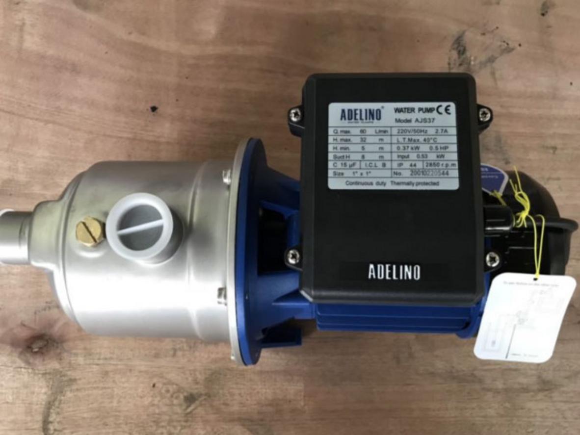 Đầu bơm inox giúp Adelino AJS37 bền hơn trong môi trường ẩm và dùng cho nước sinh hoạt.