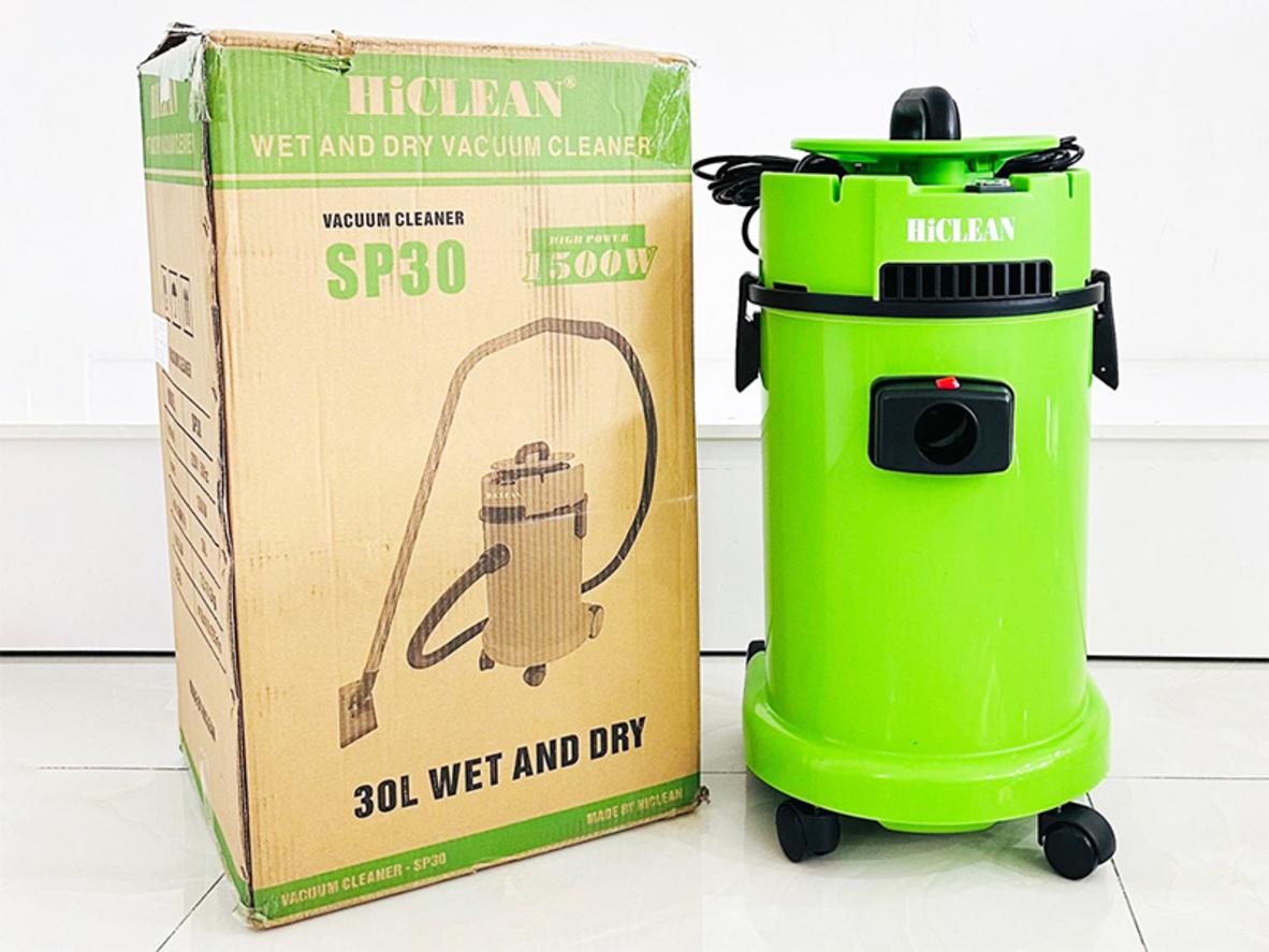 Dây điện 7 mét và 4 bánh xe giúp HiClean SP30 làm sạch linh hoạt hơn trong văn phòng.