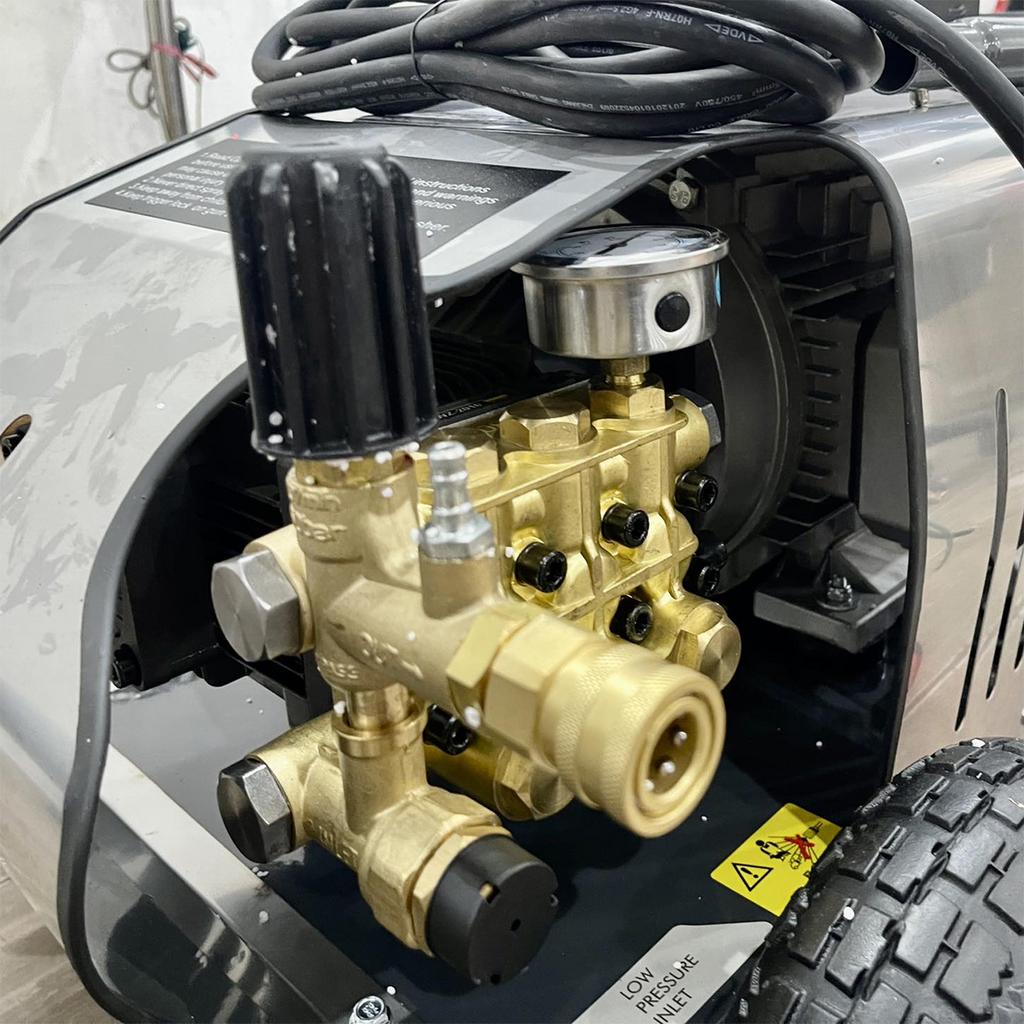 Dây phun 15m và lưu lượng 15L/phút giúp Tiger UV-3200 làm việc linh hoạt trong không gian rộng.