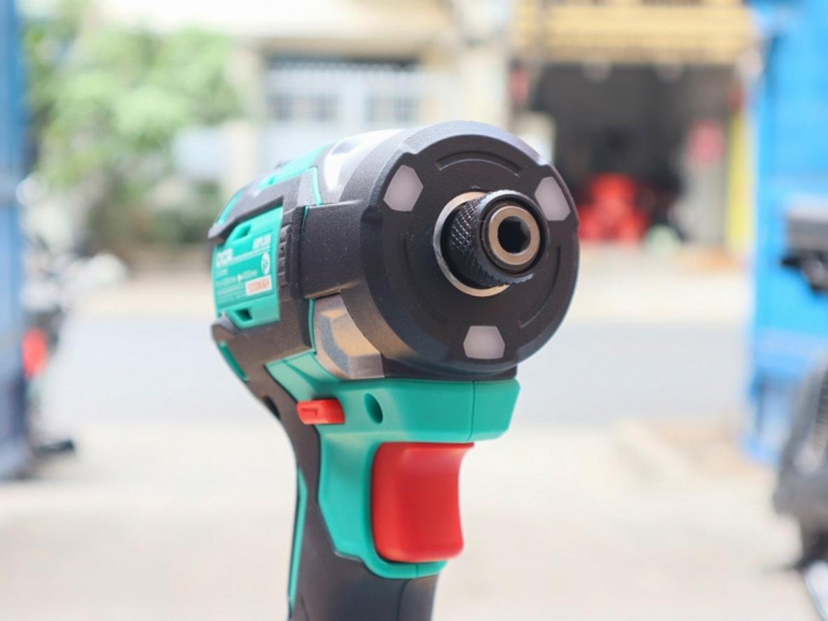 Đầu kẹp 6.35mm và Self-Tapping giúp thay mũi nhanh, bắt vít ổn định.