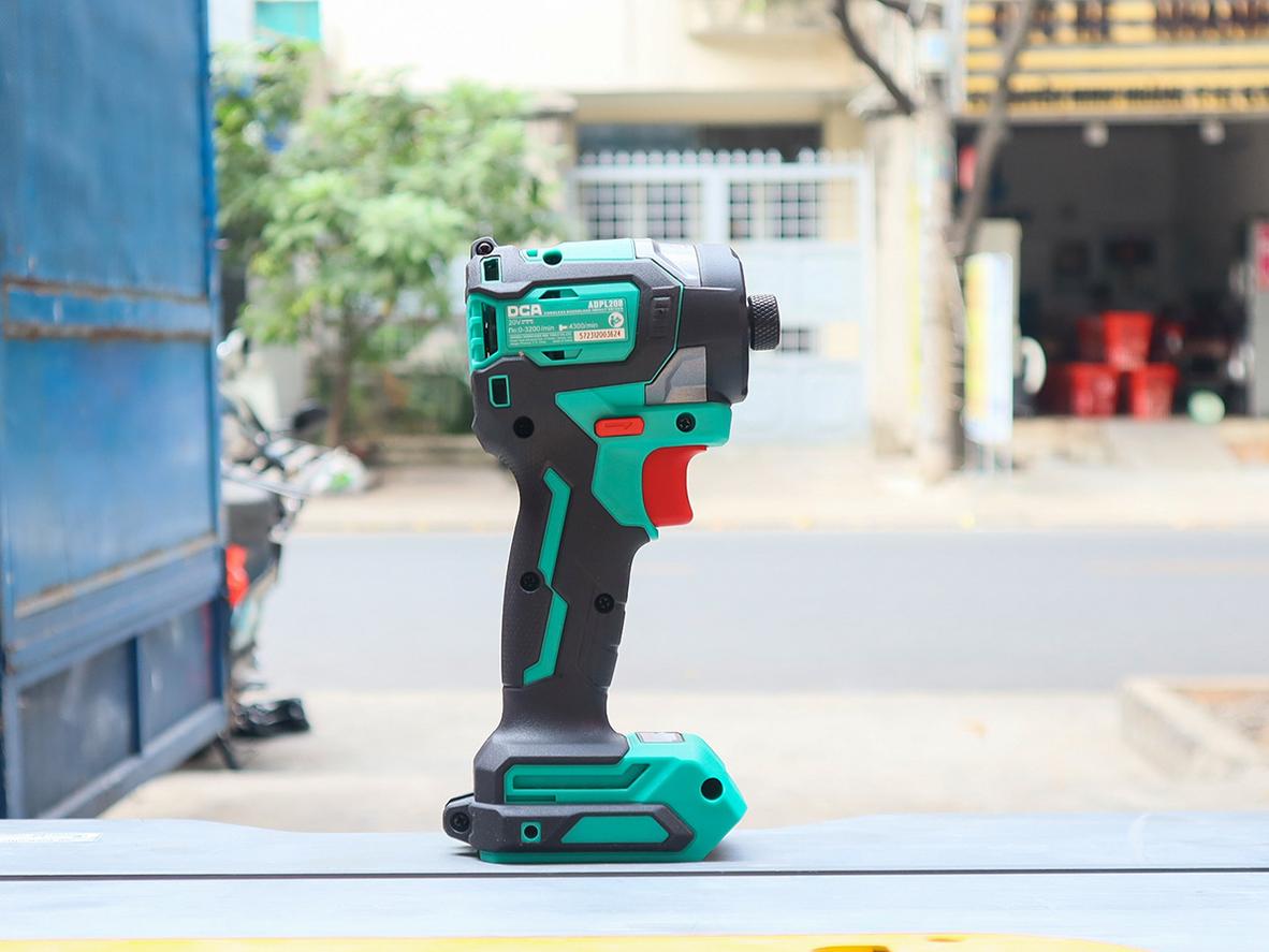 Pin 2Ah gọn nhẹ, pin 4Ah cho thời gian làm việc dài hơn.
