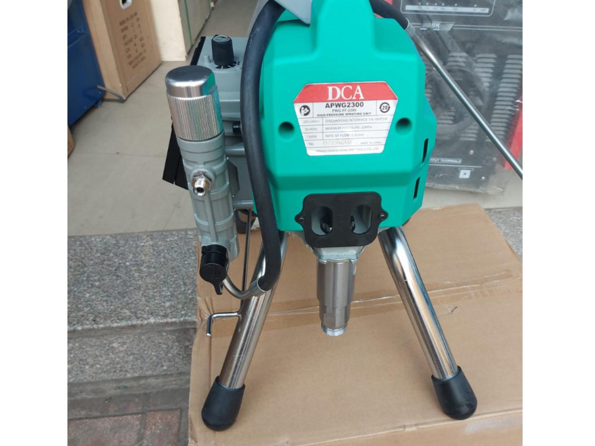 Tốc độ 5000 vòng/phút giúp máy vận hành ổn định trong ca thi công dài.