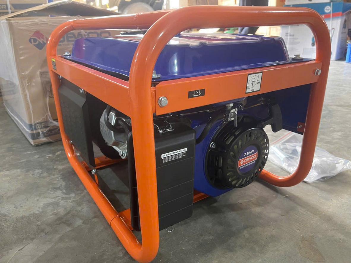 Đề điện và giật tay giúp Dewoo DW5500E khởi động linh hoạt hơn.