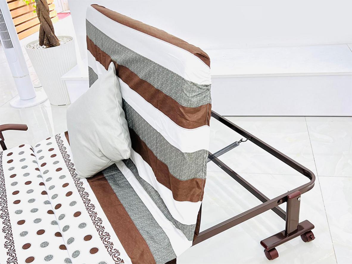 Đệm dày 7cm tạo cảm giác nằm êm, phù hợp nghỉ trưa và giường dự phòng.