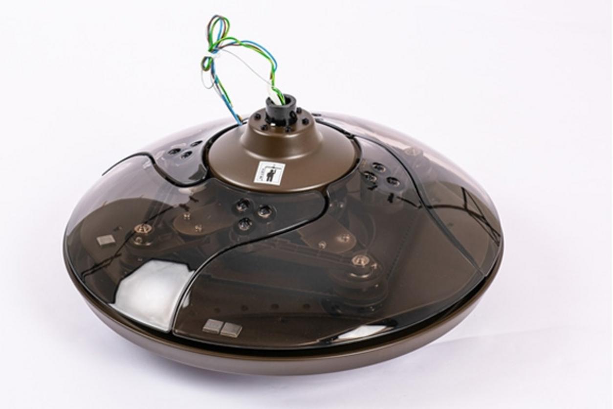 Đèn LED 24W 3 màu giúp TOYA-214 vừa chiếu sáng vừa làm đẹp trần nhà.