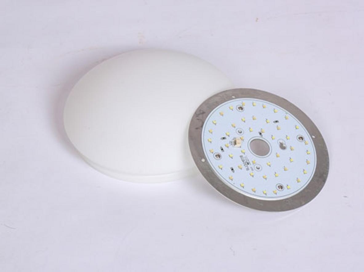 Đèn LED 3 màu giúp YAMA 4054 linh hoạt chiếu sáng cho nhiều thời điểm sử dụng.
