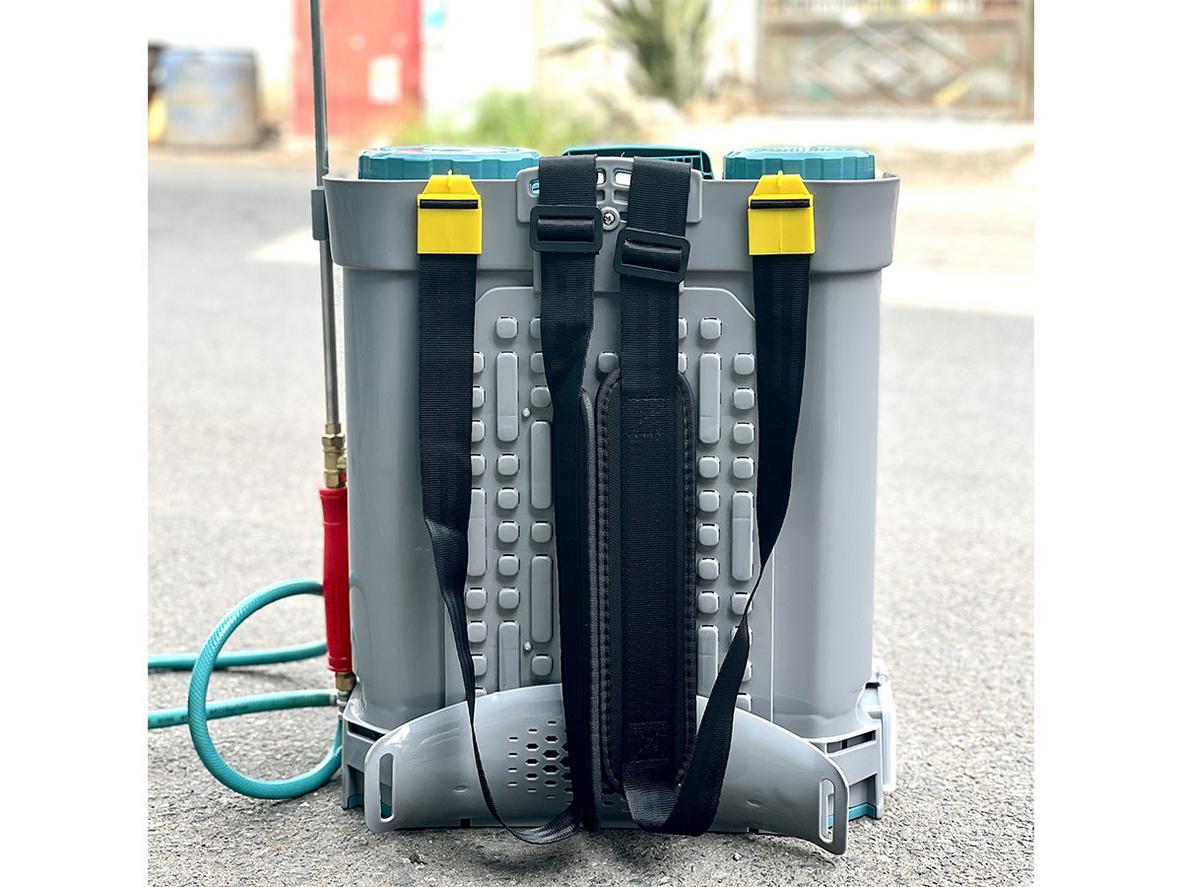 Đảo thuốc tự động giúp dung dịch trong bình 20 lít luôn đồng đều.