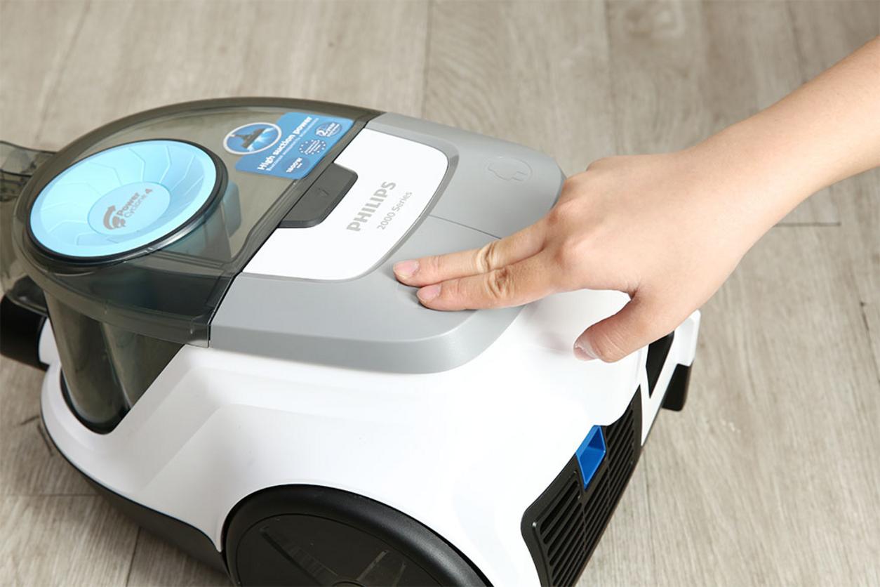 Độ ồn 82 dB và dùng điện trực tiếp giúp máy cân bằng giữa lực hút và tiện dụng.