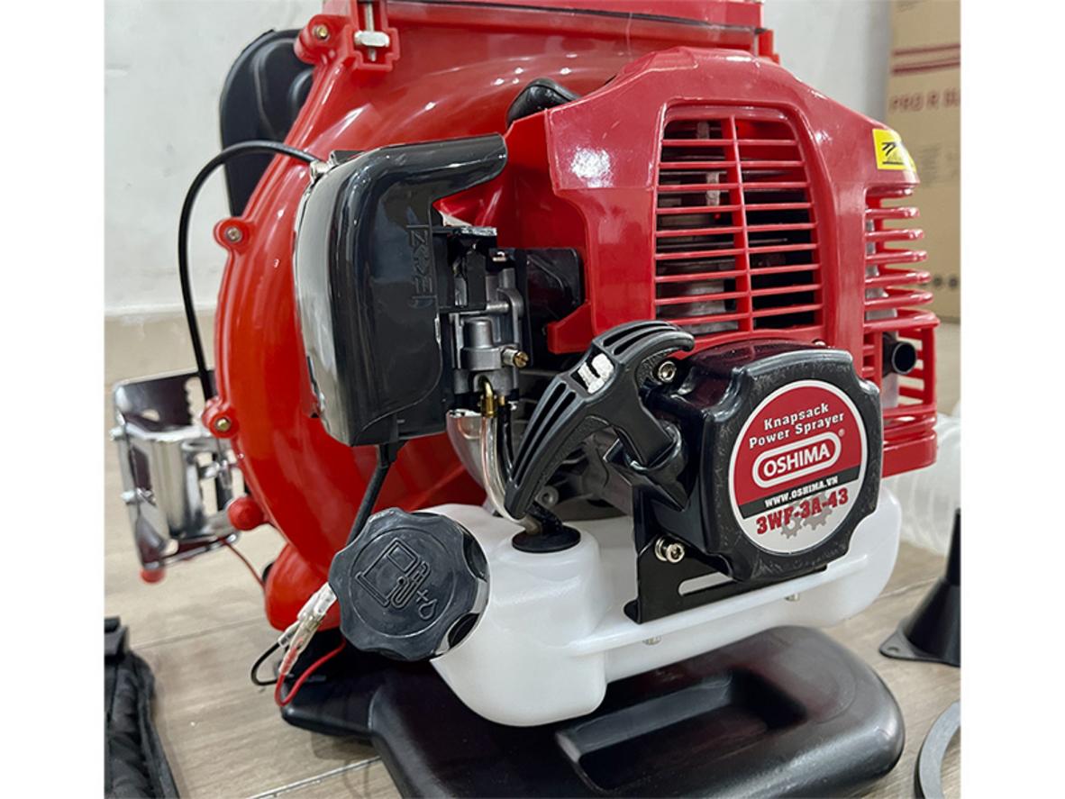 Động cơ 2 thì 43cc tạo lực thổi mạnh cho máy phun thuốc Oshima 3WF-3A-43.