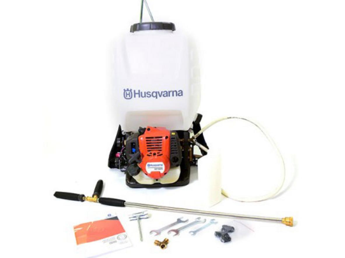 Động cơ 2 thì 25,4 cm³ của Husqvarna 321S25 cho khả năng phun ổn định.