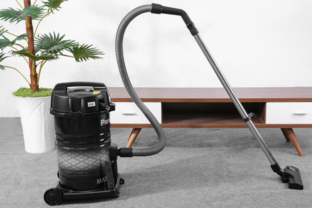 Động cơ 2300W giúp máy tạo lực hút mạnh, phù hợp nhu cầu vệ sinh liên tục.