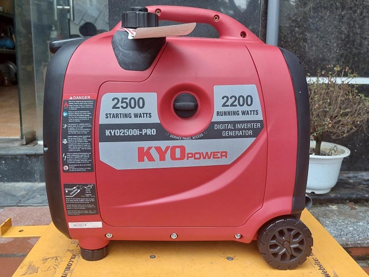 Động cơ xăng 4 thì, khởi động giật nổ bằng tay giúp máy dễ vận hành.