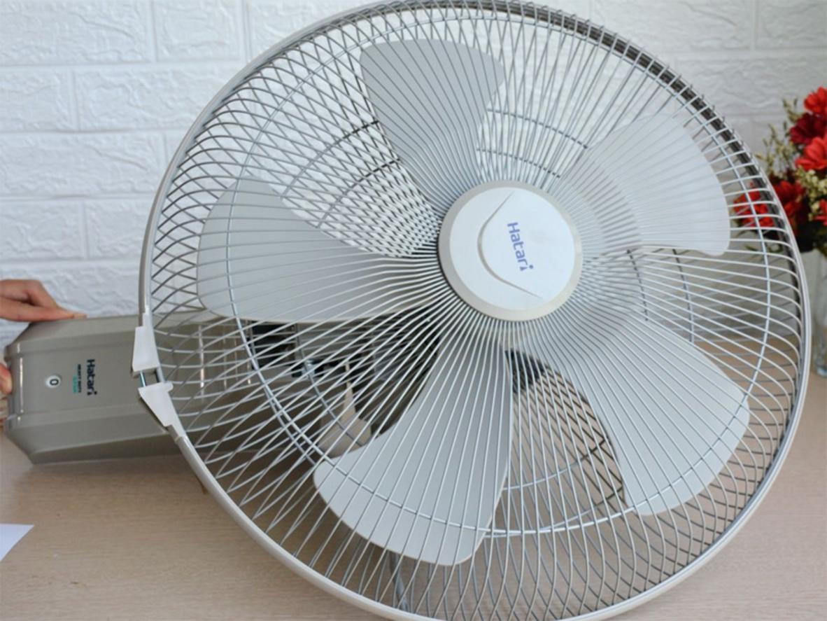 Động cơ bạc đạn giúp quạt treo Hatari IW18M1 chạy ổn định khi dùng lâu.