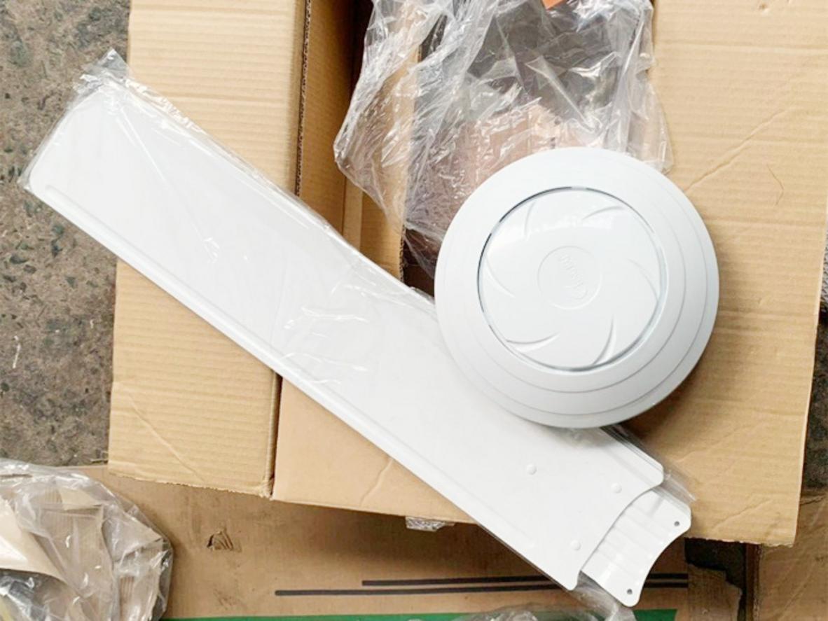 Động cơ đồng 64W giúp quạt chạy ổn định, phù hợp dùng hàng ngày.