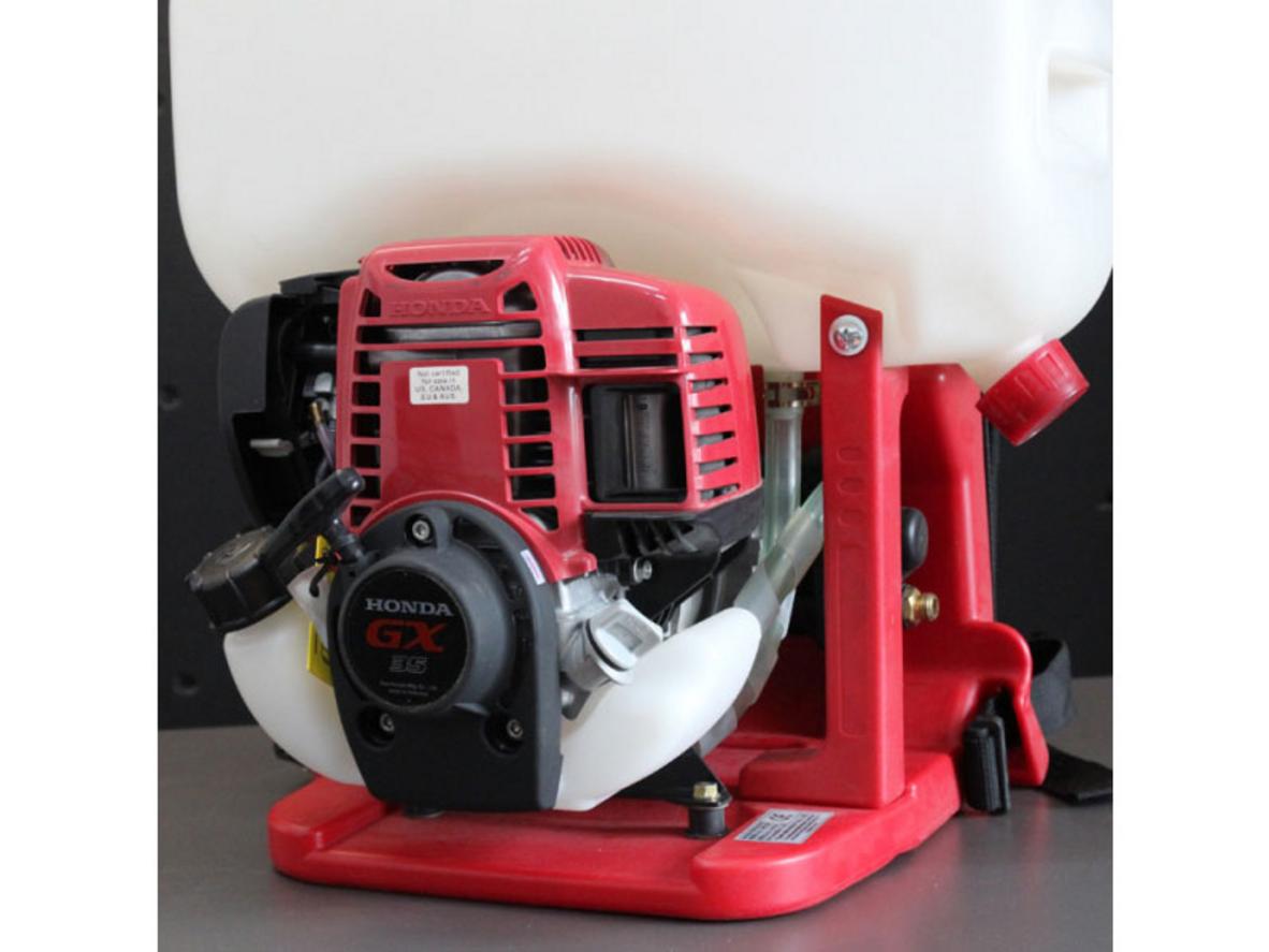 Động cơ Honda GX35 4 thì giúp máy vận hành êm và ít khói.