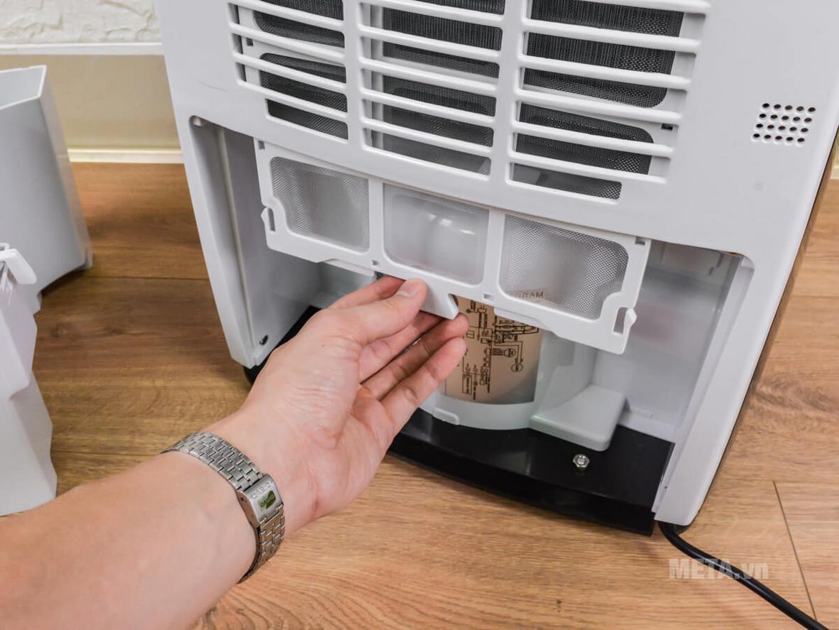 Công suất hút ẩm 12 lít/ngày, tiêu thụ điện 260W cho phòng nhỏ dưới 20m2.