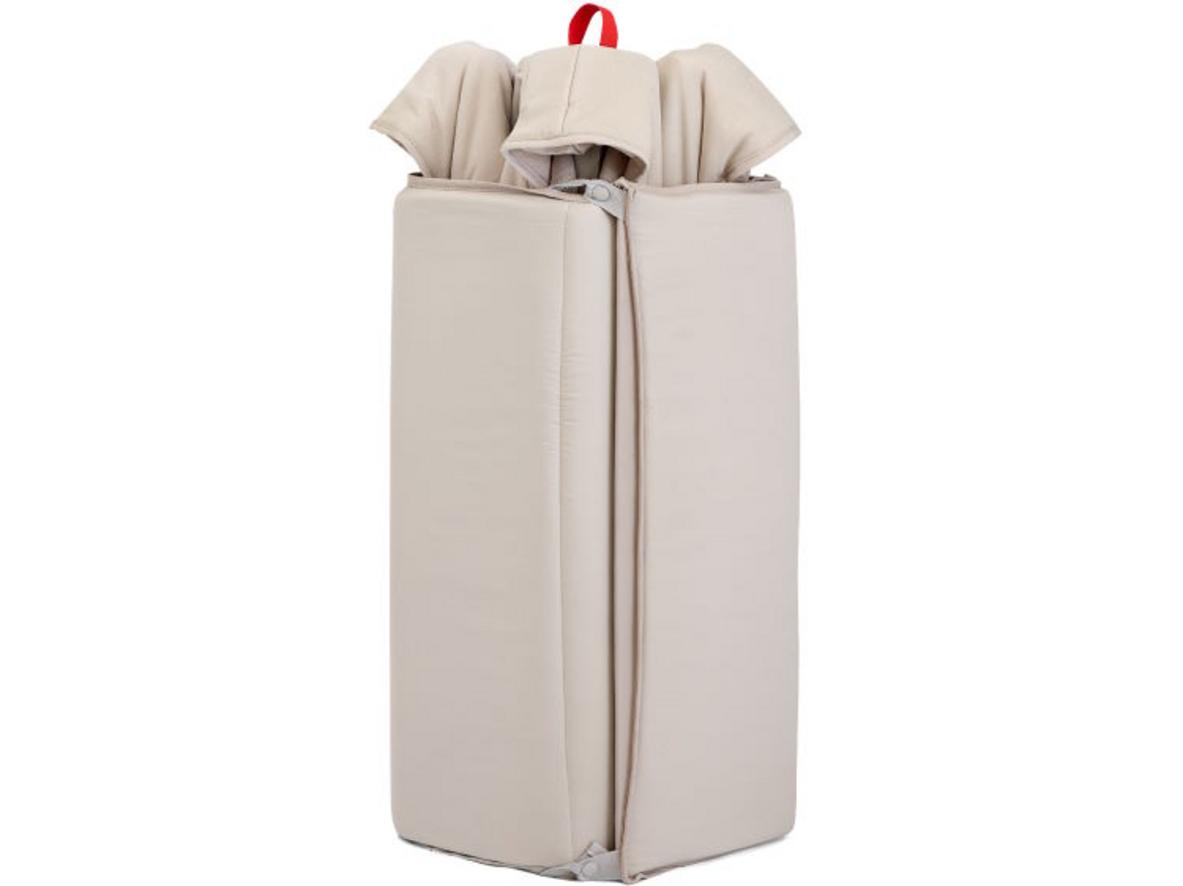 Giường cũi Joie Amigo 120 Vanilla gấp gọn 1 thao tác, thuận tiện cho gia đình hay di chuyển.