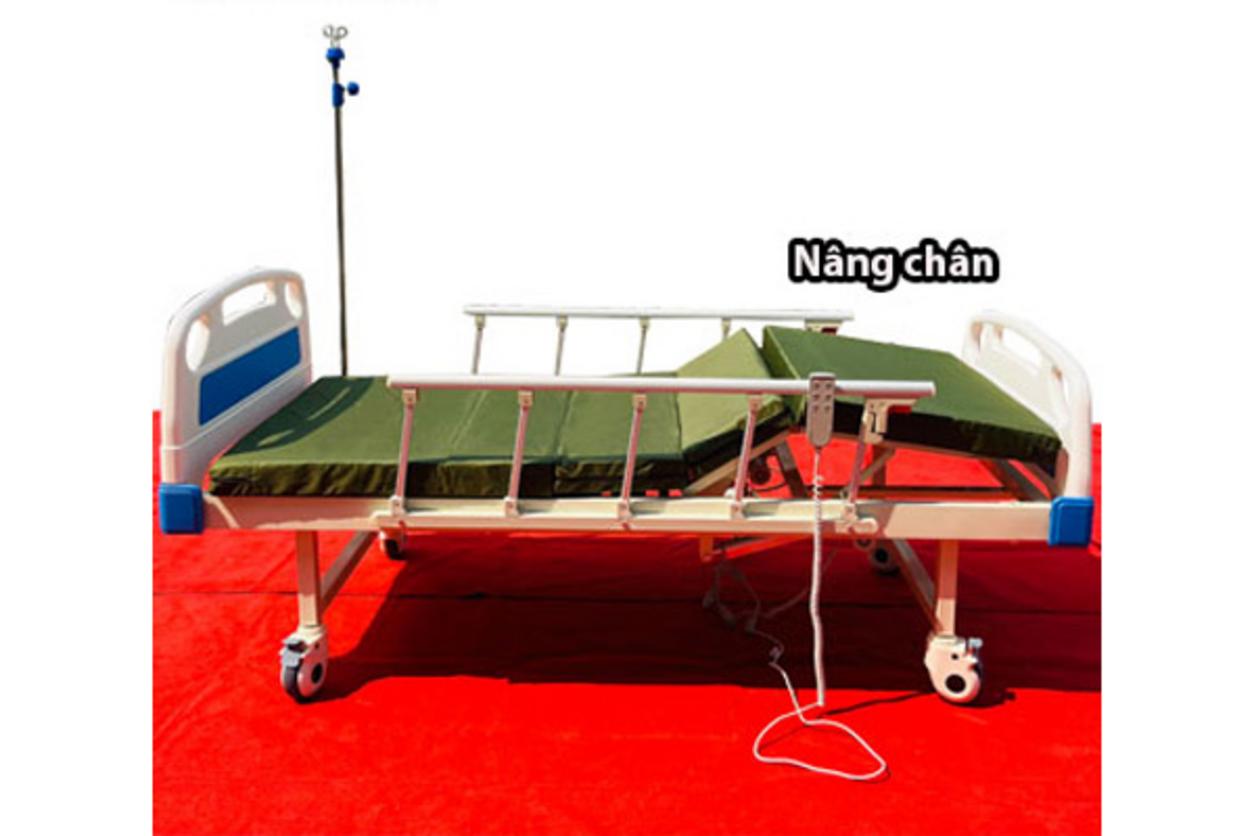 Remote điều khiển từ xa giúp thao tác nâng đầu, nâng chân nhẹ nhàng hơn giường quay tay.