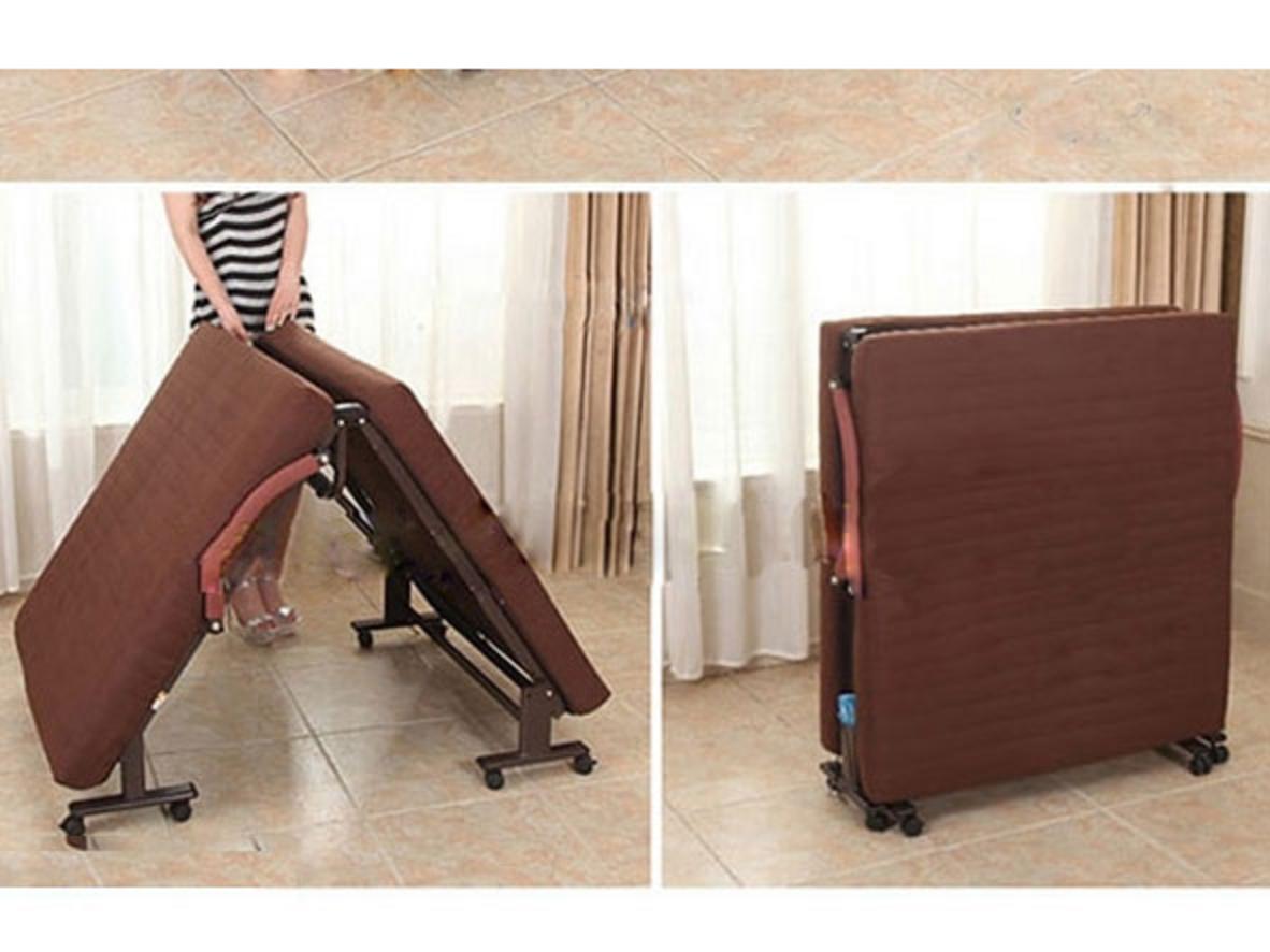 Khung thép sơn tĩnh điện, đệm 6cm và 8 bánh xe giúp HQ120 chắc chắn, êm và dễ di chuyển.