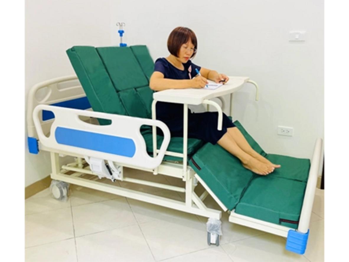 Lucass GB-104 hỗ trợ nâng hạ, nghiêng người và sử dụng bô vệ sinh thuận tiện.