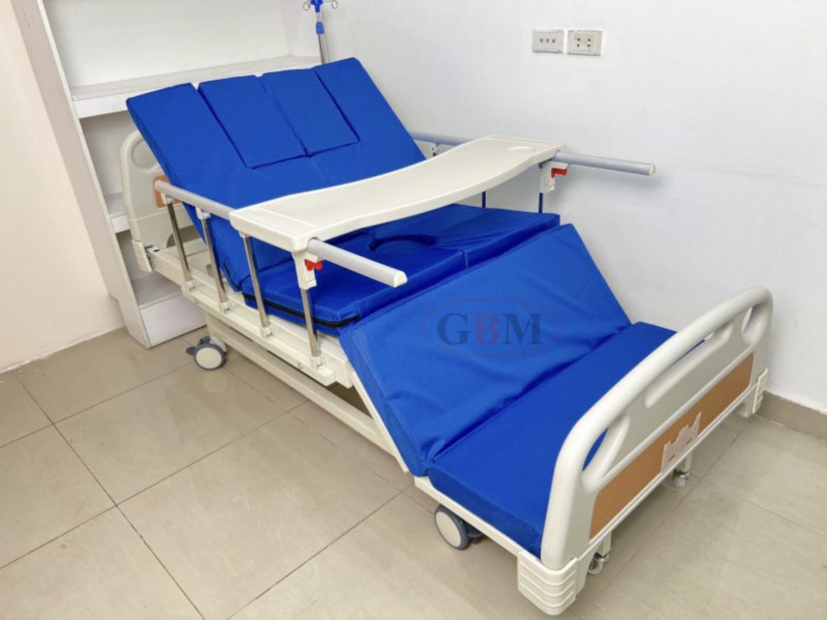 Bộ phụ kiện đầy đủ giúp chăm sóc người bệnh ngay trên giường.
