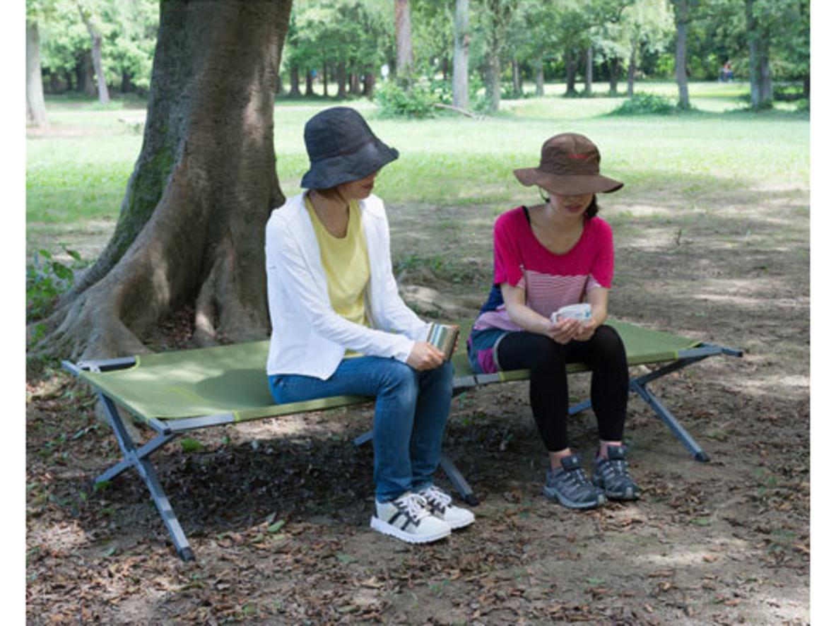 Khung thép và mặt vải chắc chắn giúp giường xếp Coleman nằm vững, thoáng và tiện mang theo.