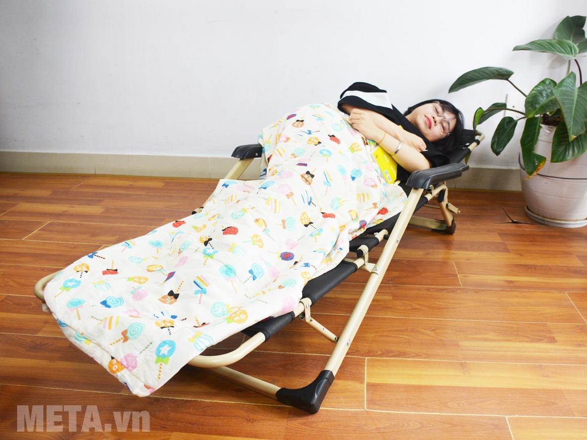 Gối tựa đầu giúp giường xếp Nikita thư giãn hơn khi ngồi hoặc ngả nghỉ.