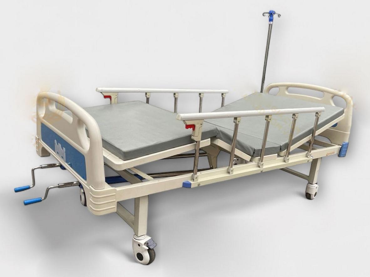 Giường y tế điều khiển 2 tay quay Royalmed GHG-2.1 với khung thép sơn tĩnh điện, tải trọng 300kg và đệm da chống thấm.