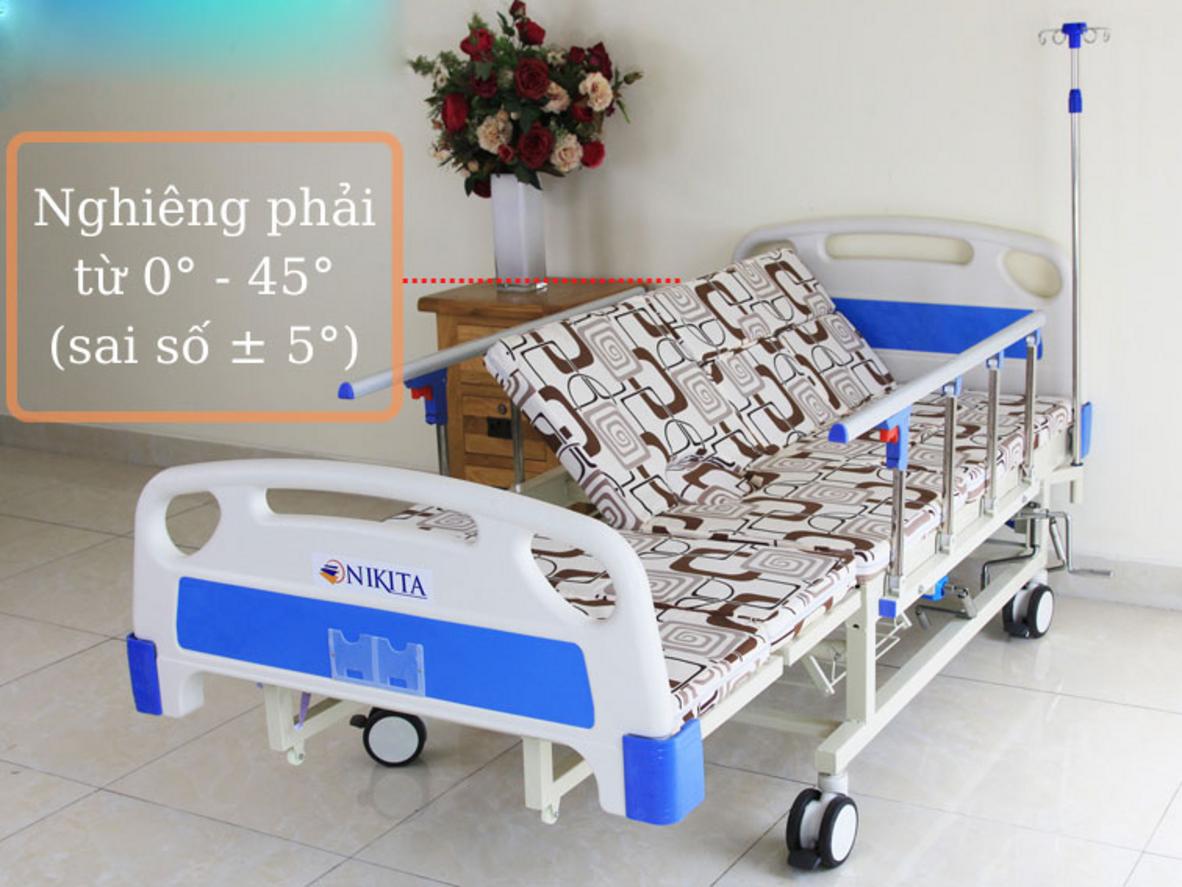 Bộ bàn ăn, bô vệ sinh và chậu gội đầu giúp sinh hoạt trọn bộ ngay trên giường.