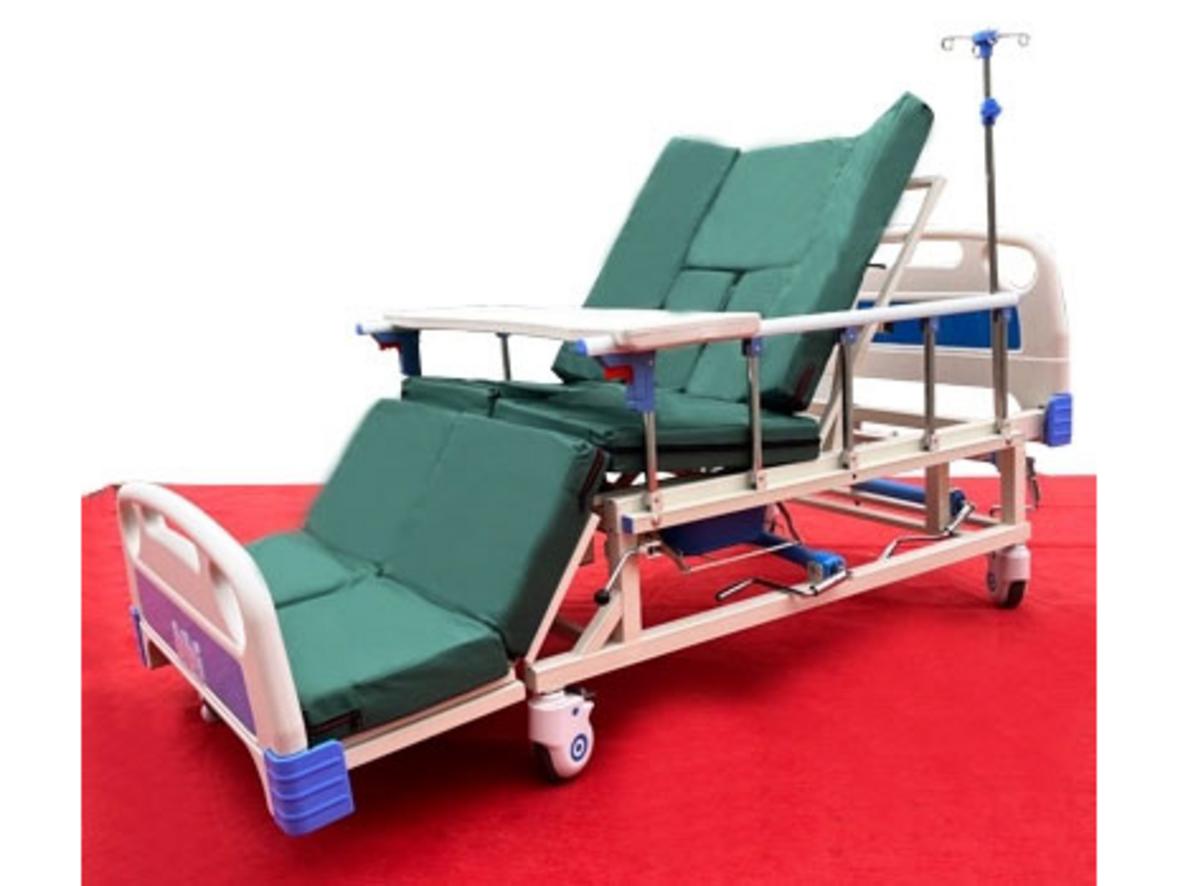 Giường y tế đa chức năng Lucass GB-106 với 3 tay quay và cần gạt bô, phù hợp chăm sóc tại nhà.