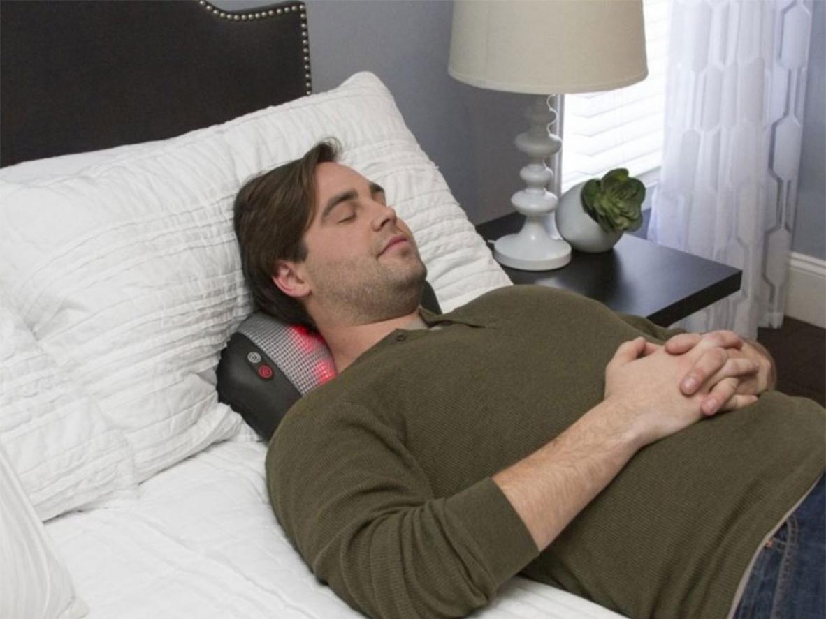 Gối massage Shiatsu 4 bi lăn kèm nhiệt Homedics SP-6H-GB gọn nhẹ, dễ dùng tại nhà và văn phòng.